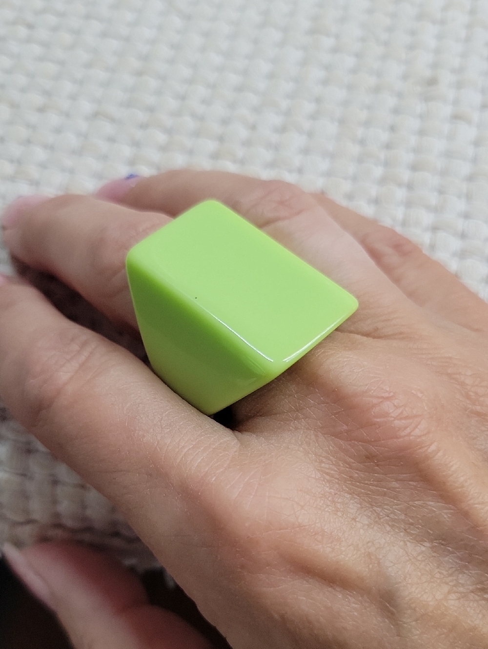 LIME GREEN BOLD STATEMENT RING - Picture 5 of 7